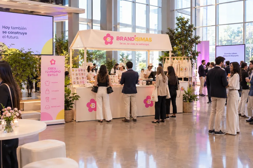 Activación de marca con el patch bar de Brandísimas en un evento corporativo