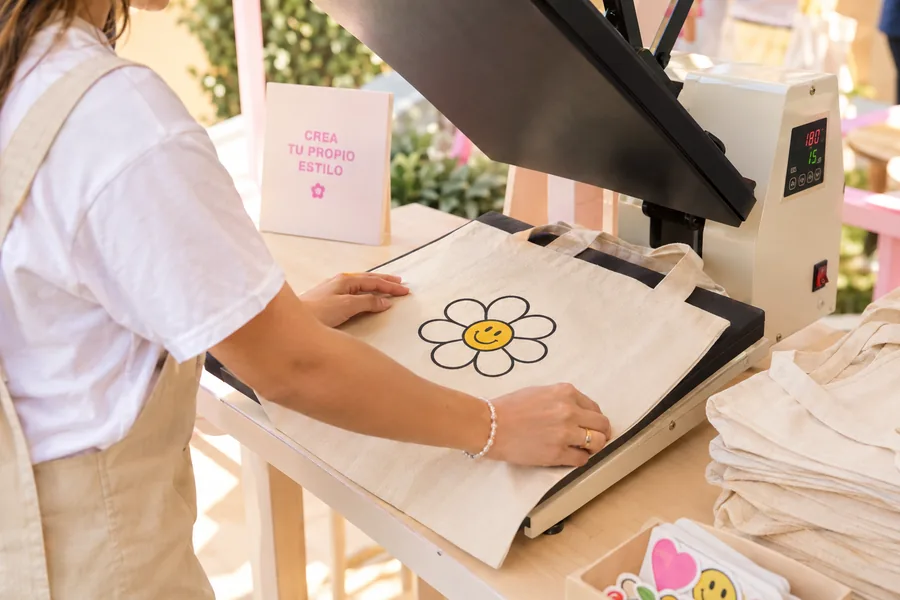 Estampado de una prenda en vivo durante el evento